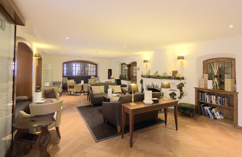 Le Petit Cervin Hotel Zermatt Restaurant billede The lounge at the airport