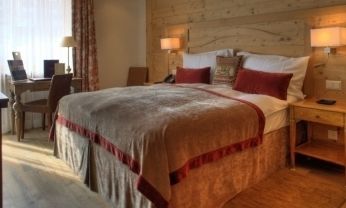 Le Petit Cervin Hotel Zermatt Eksteriør billede A bed with a bed skirt
