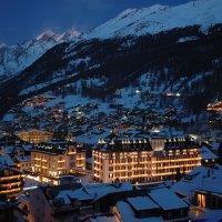 Le Petit Cervin Hotel Zermatt Eksteriør billede The resort at night