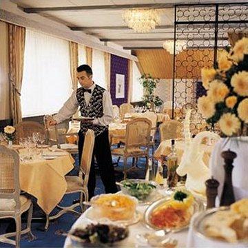 Le Petit Cervin Hotel Zermatt Eksteriør billede A restaurant in a cruise ship